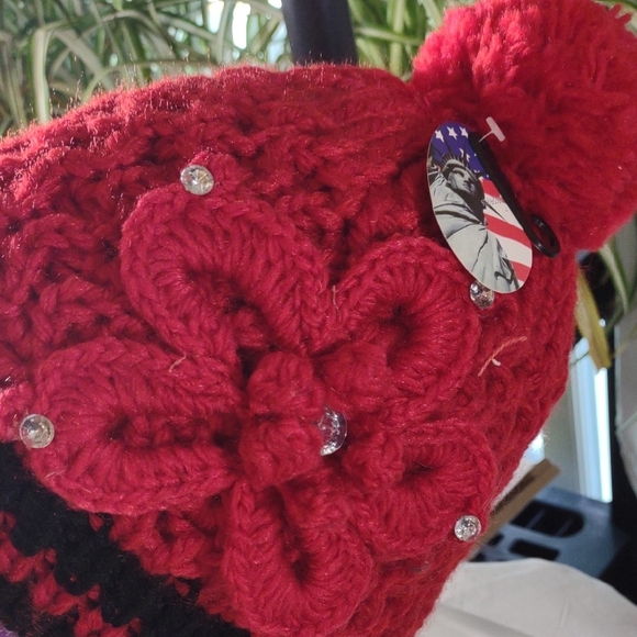 NWT Stylish Red & Black Knit Pom-Pom Beanie - Picture 2 of 11